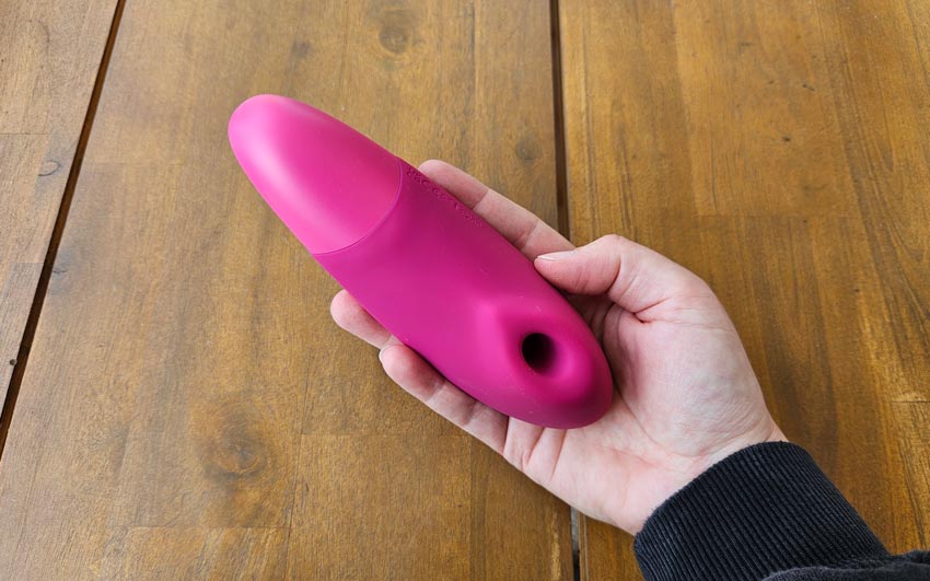 Le Womanizer Enhance dans la main